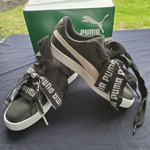 Puma Women's Tenis shoe.